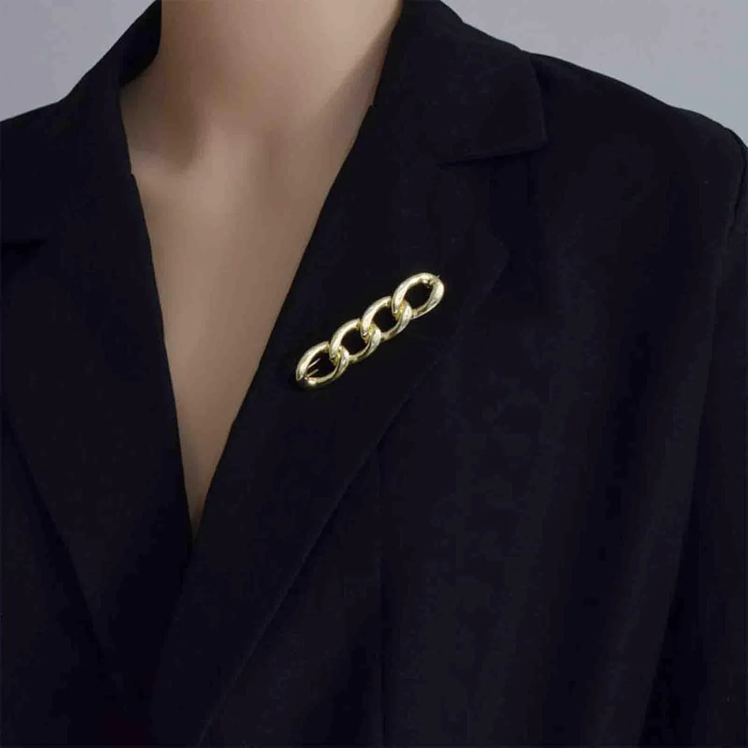 Minimalist Gold Chain Brooch Pin Metal Chunky Chain Brooches Lapel Pin Cuban Chain Suit Brooch Pins Scarf Button Buckle Brooch Accassories Dainty Chain Link Brooch Pin Decorative for Women